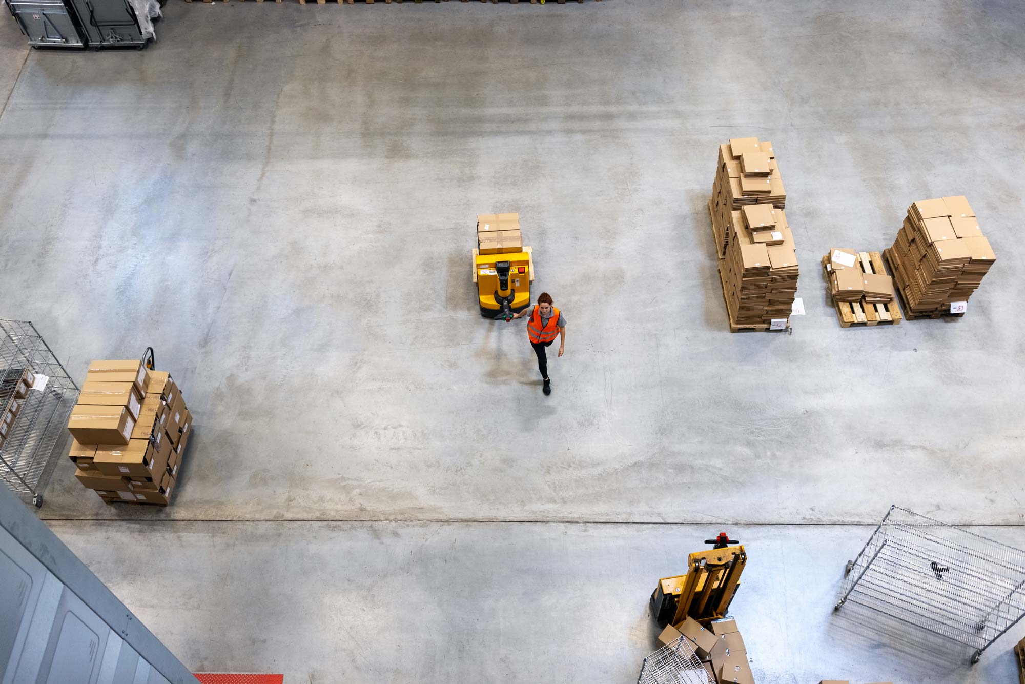 Befintligt betonggolv i en ljus lagerlokal